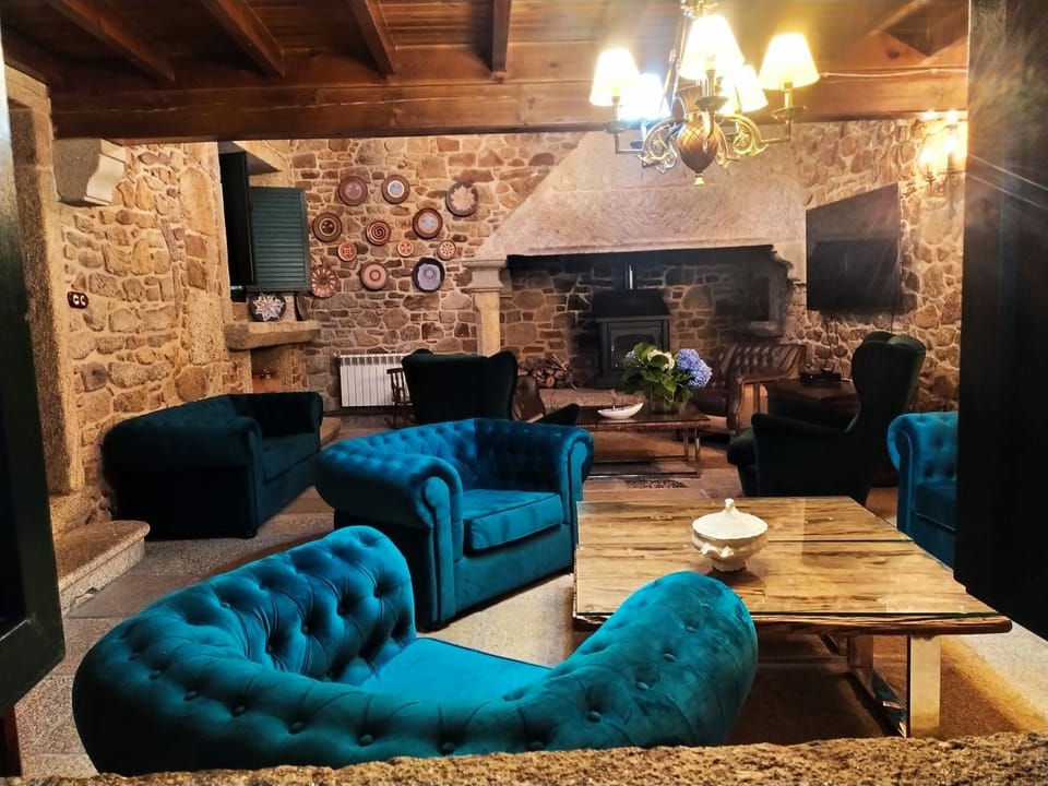 Communal lounge/ TV room, Library, Lounge or bar