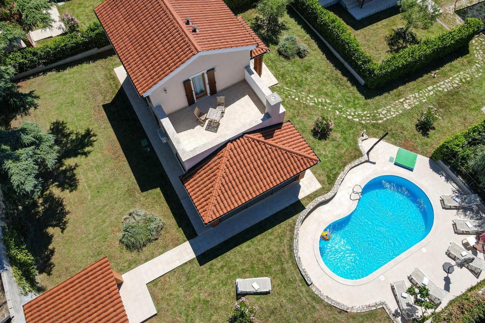 Property building, Bird's eye view, Swimming pool