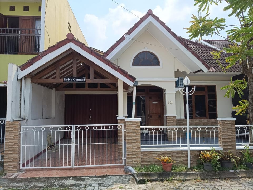 Property building, Facade/entrance, Day