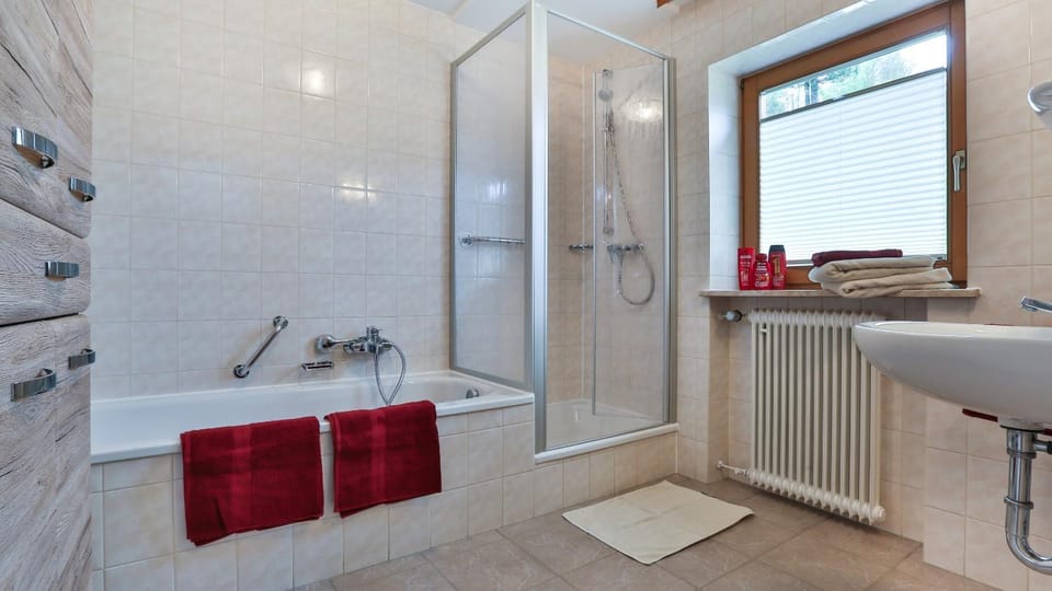Bathroom, Photo of the whole room, Decorative detail