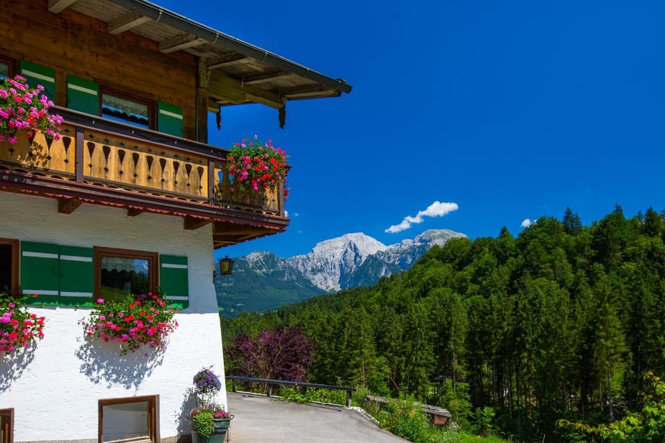 Property building, BBQ facilities, Balcony/Terrace, Mountain view