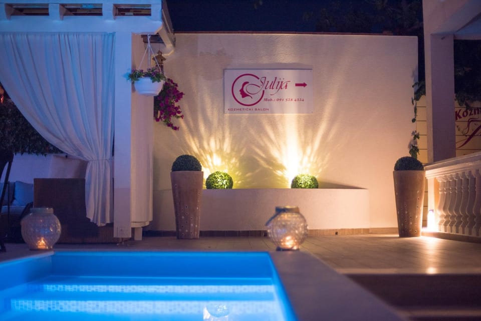 Massage, Swimming pool
