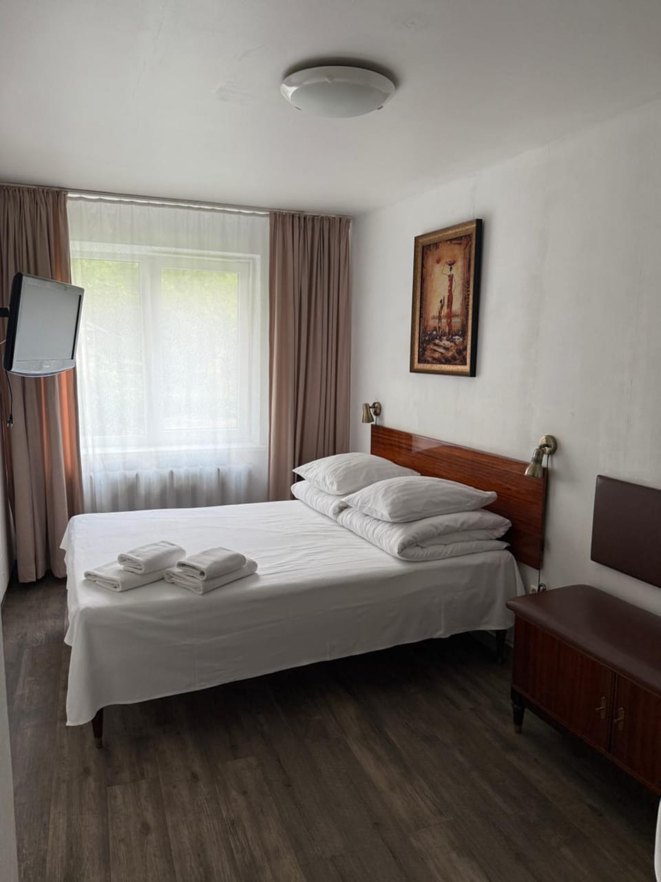 Bed, towels