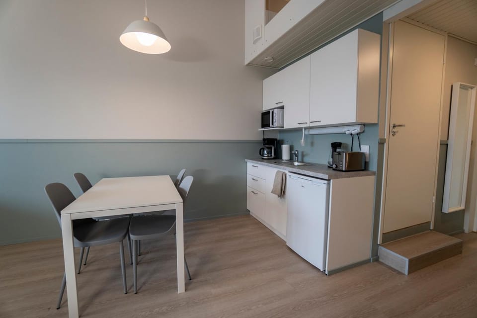 Coffee/tea facilities, Kitchen or kitchenette, Dining area, stove