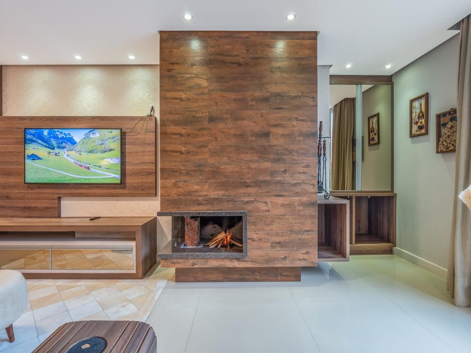 Communal lounge/ TV room, flat iron