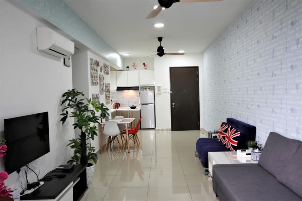 TV and multimedia, Kitchen or kitchenette, Living room, Seating area, Dining area