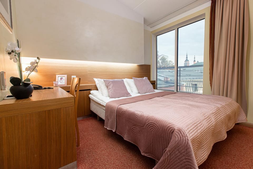 Bed, Bedroom, hair dresser, room service