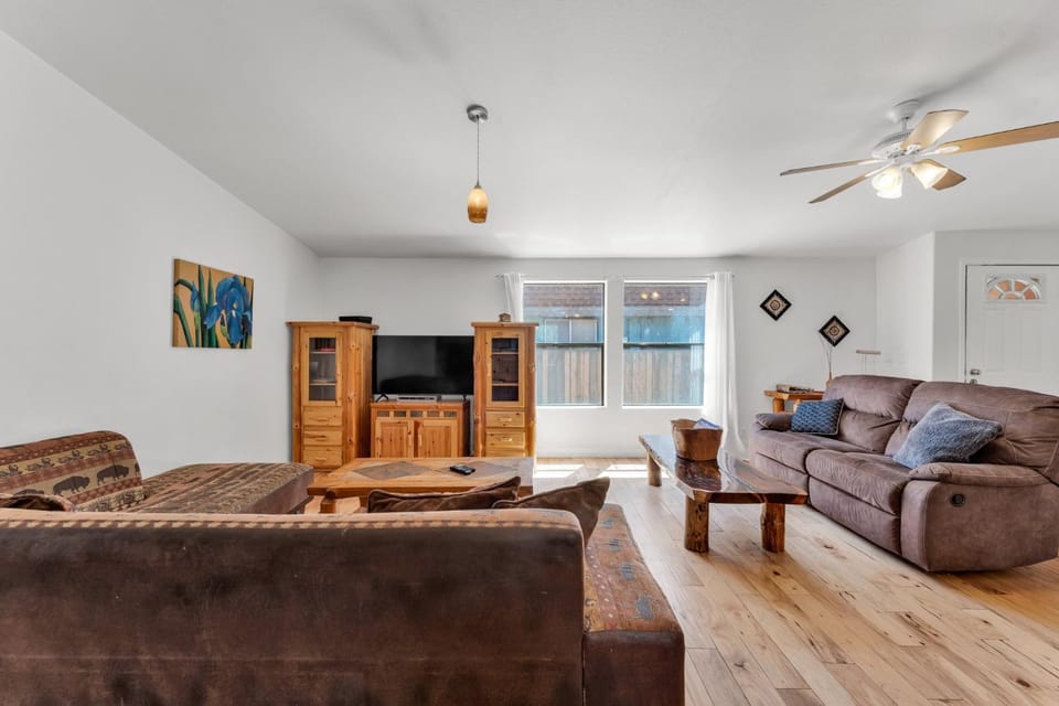 TV and multimedia, Living room, Seating area, fireplace