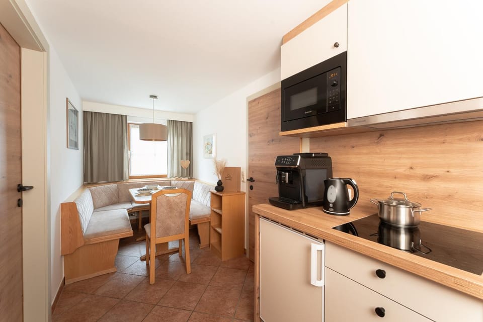 Kitchen or kitchenette, Seating area