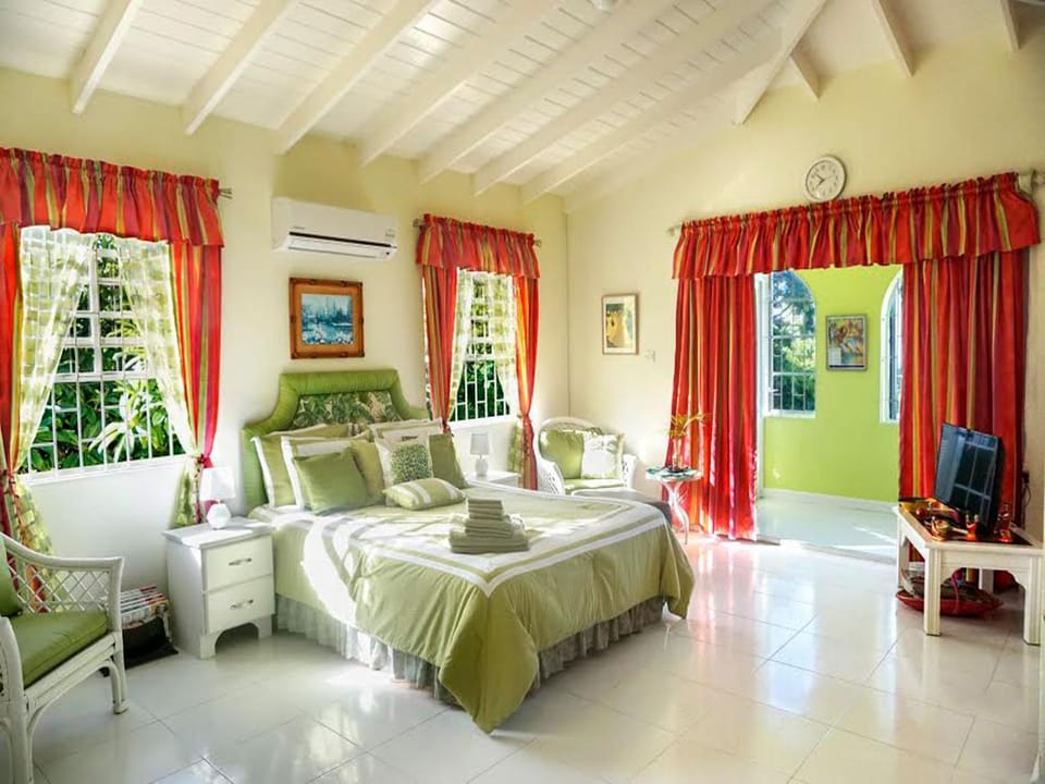 Bed, Day, Summer, TV and multimedia, Balcony/Terrace, Decorative detail, Seating area, Bedroom, On site, Garden view, Sea view