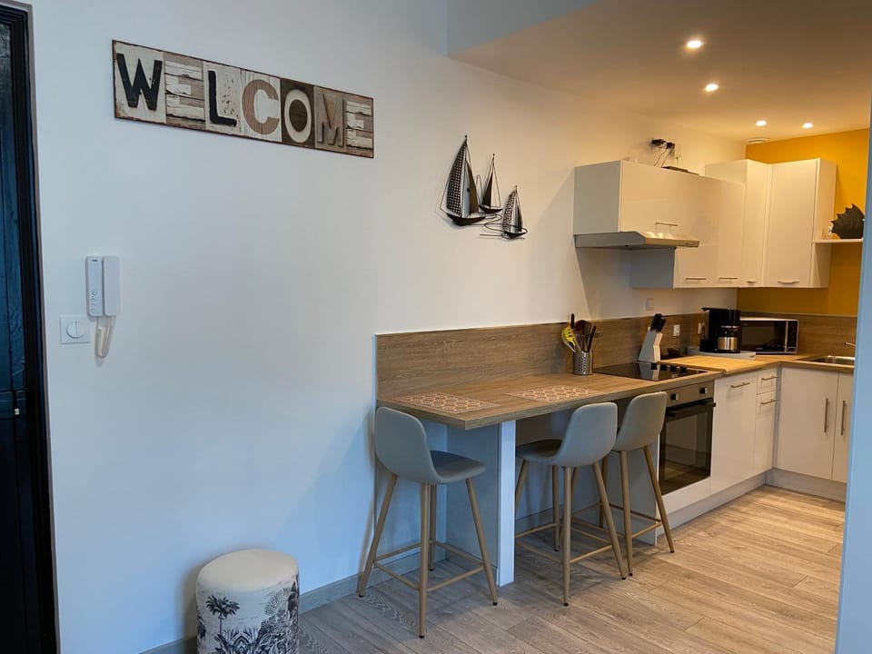 Dining area, kitchen