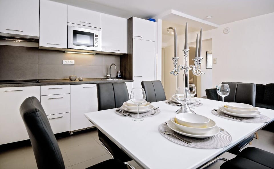 Kitchen or kitchenette, Seating area, Dining area, microwave, stove