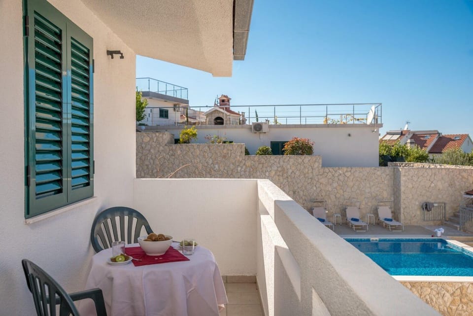 Balcony/Terrace, Pool view, Area and facilities