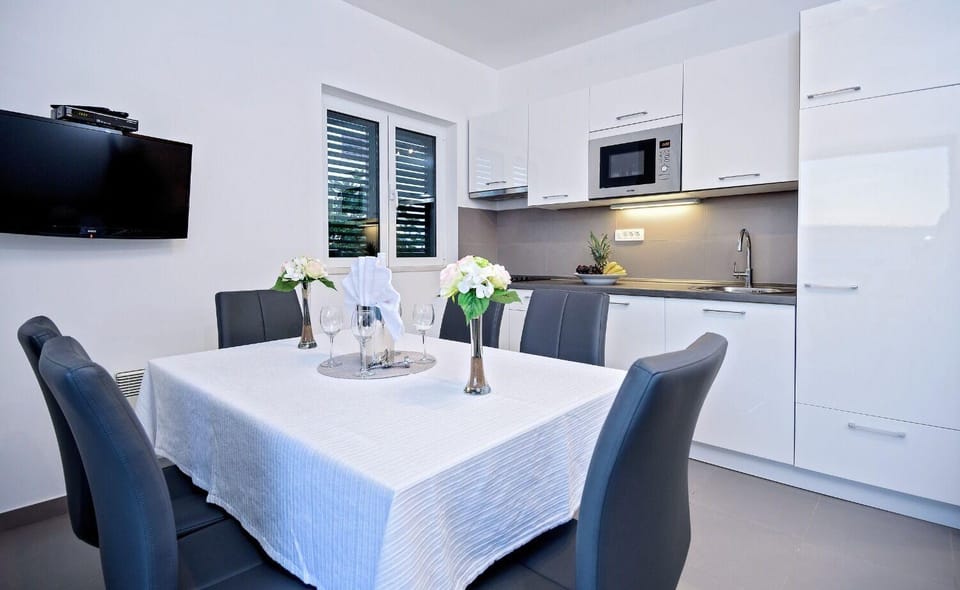 TV and multimedia, Dining area