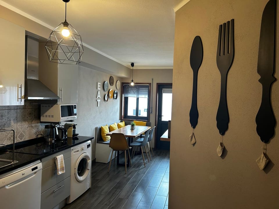 Coffee/tea facilities, Kitchen or kitchenette, Dining area, dishwasher, toaster