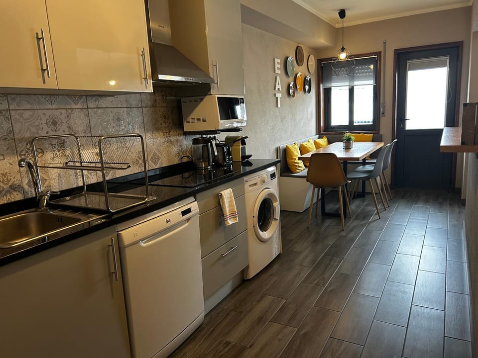 Kitchen or kitchenette, Dining area, dishwasher, toaster, washing machine