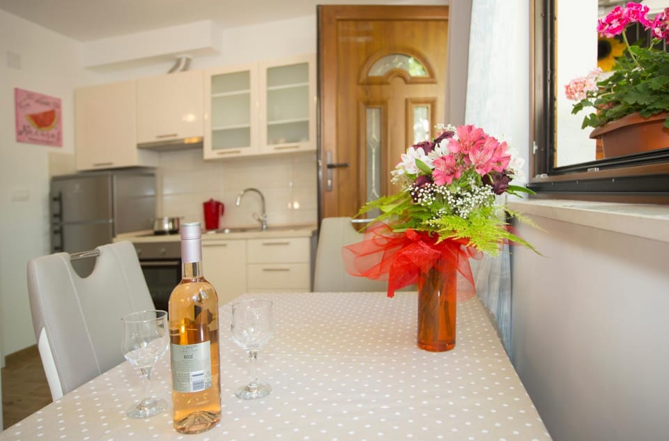 Kitchen or kitchenette, Dining area