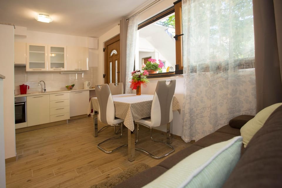 Kitchen or kitchenette, Living room, Dining area