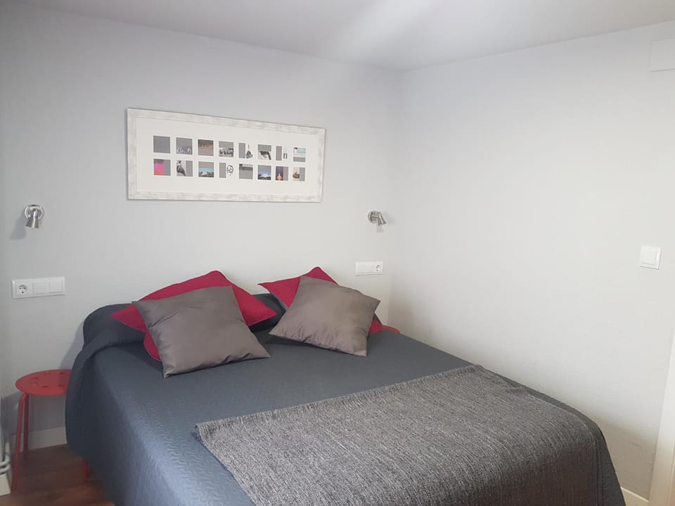Photo of the whole room, Bedroom