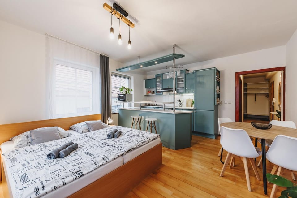 Bed, Kitchen or kitchenette, Dining area, oven, pet friendly, stove, towels