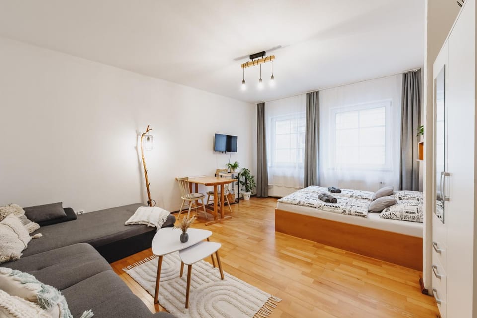 Bed, TV and multimedia, Living room, Seating area, Bedroom, pet friendly, towels
