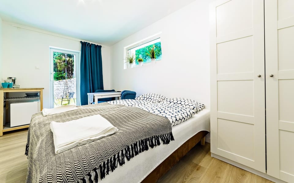 Bed, Seating area, Bedroom