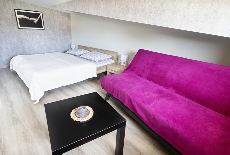Bed, Photo of the whole room, Seating area