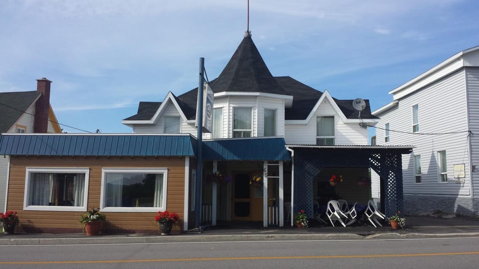Property building, Patio, Facade/entrance