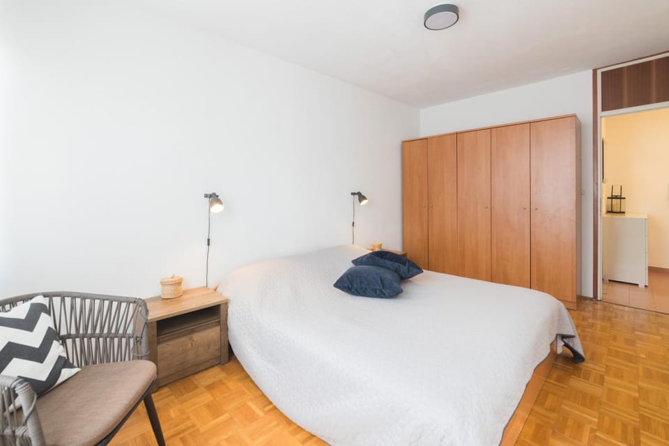 Bed, Bedroom, towels, wardrobe
