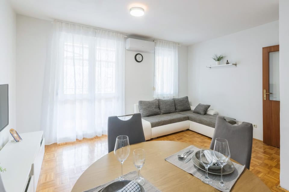 Living room, Seating area, Dining area, air conditioner