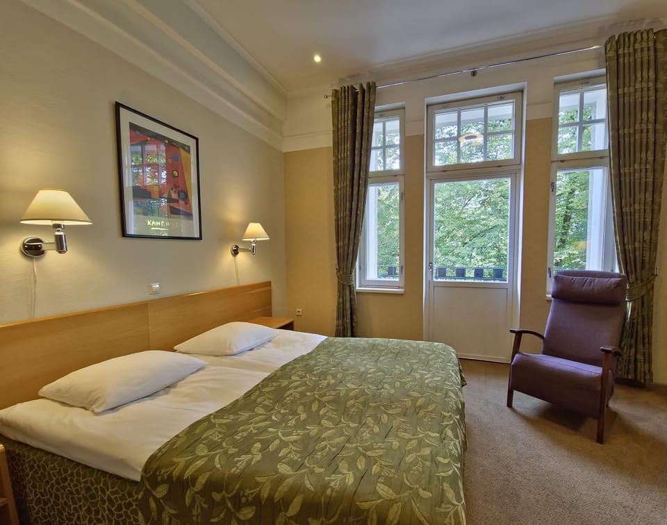 Bed, View (from property/room), Living room, Photo of the whole room, Seating area, Bedroom, City view, Landmark view