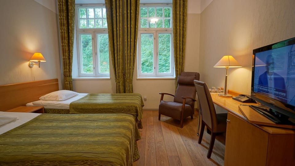 Bed, TV and multimedia, Photo of the whole room, Bedroom