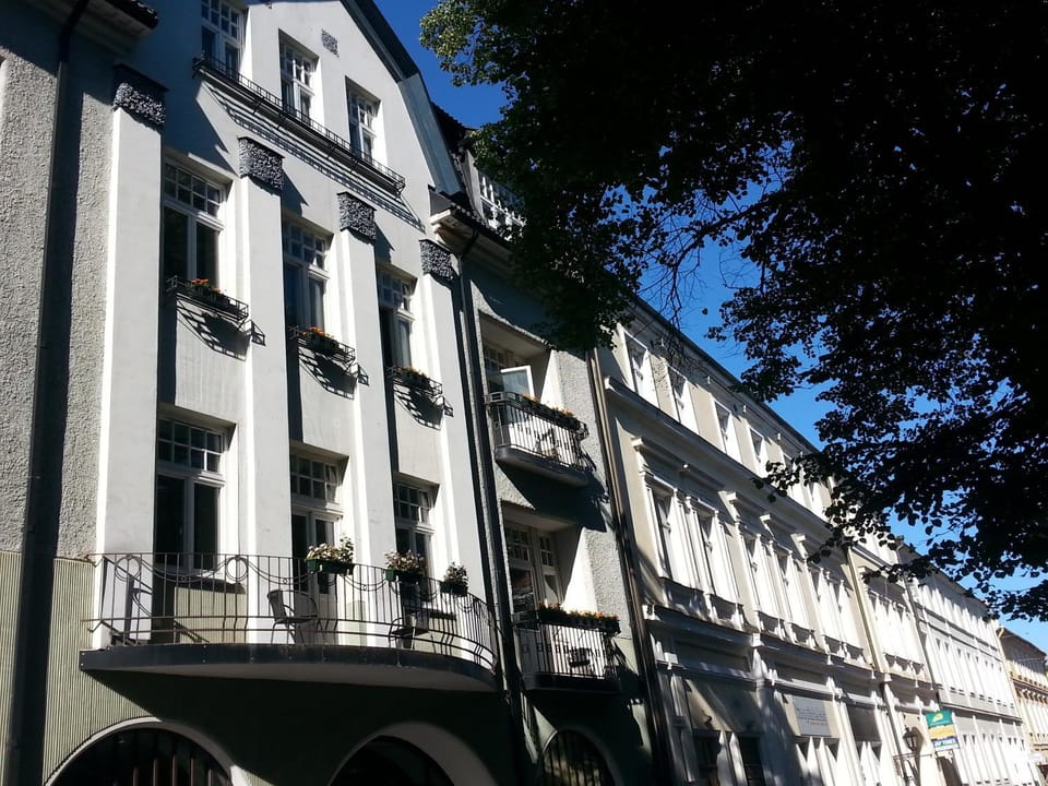 Property building, Facade/entrance, Day, Neighbourhood, Balcony/Terrace, Street view
