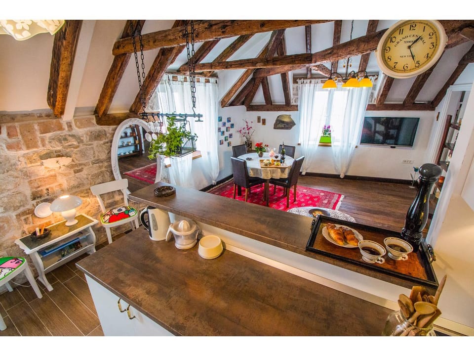 TV and multimedia, Kitchen or kitchenette, Living room, Seating area, Dining area