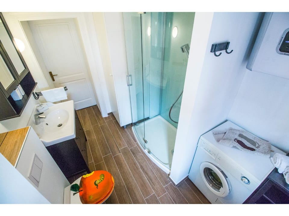 Shower, Toilet, Bathroom, washing machine