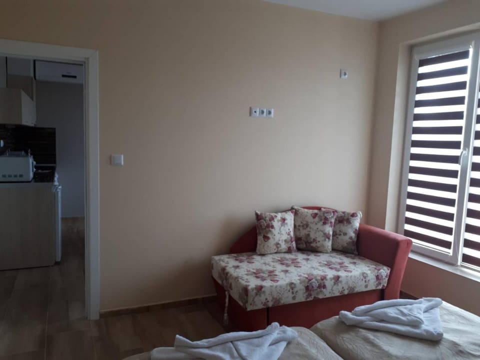 Bed, Photo of the whole room, Seating area, Bedroom