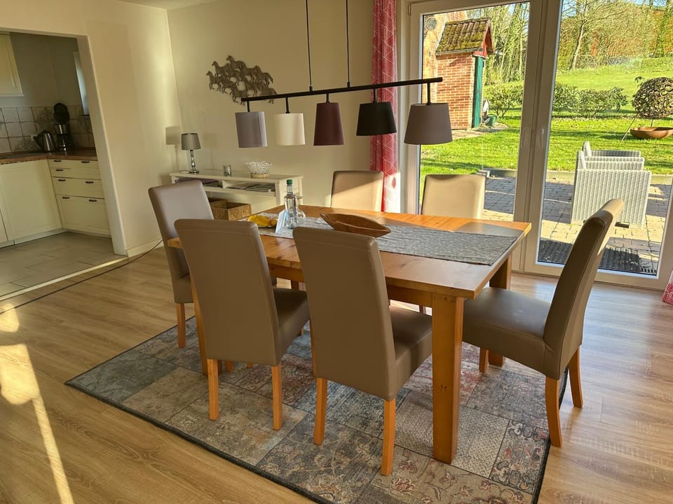 Seating area, Dining area