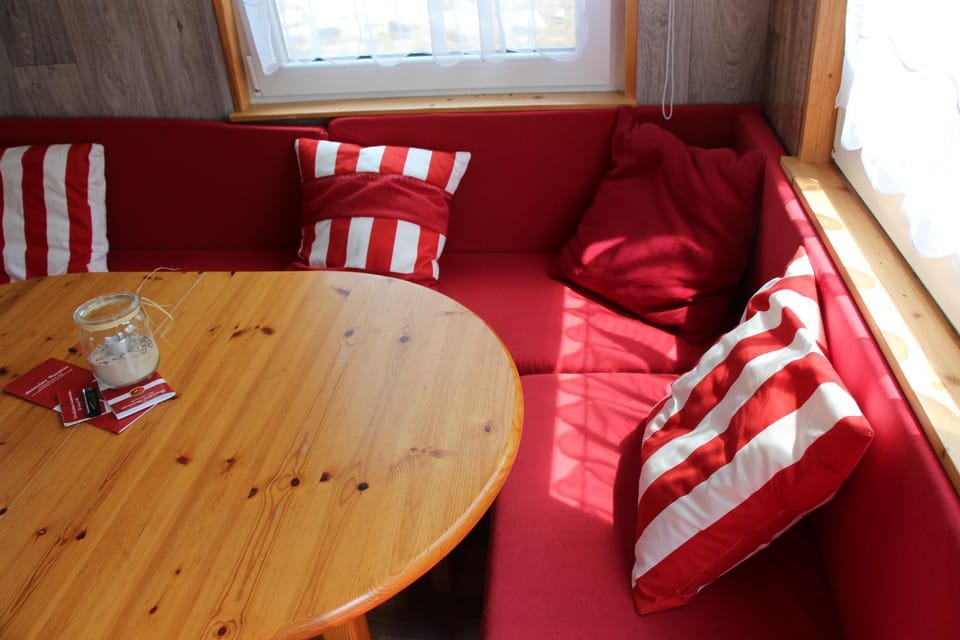 TV and multimedia, Seating area, Dining area
