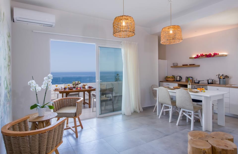 Seating area, Dining area, Sea view