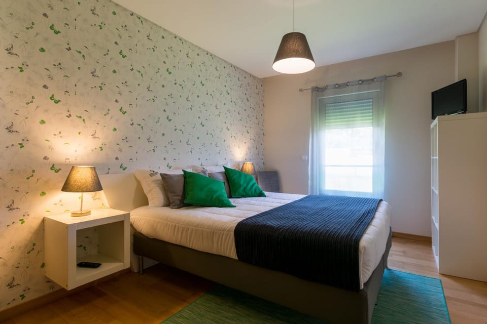 Bed, TV and multimedia, Bedroom