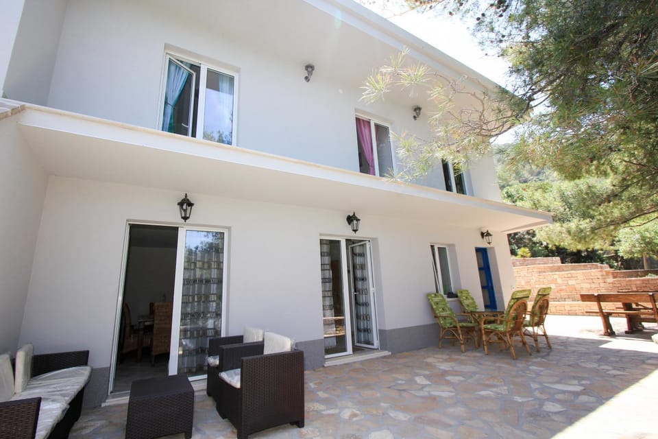 Property building, Facade/entrance, Garden, Balcony/Terrace, Balcony/Terrace, Seating area