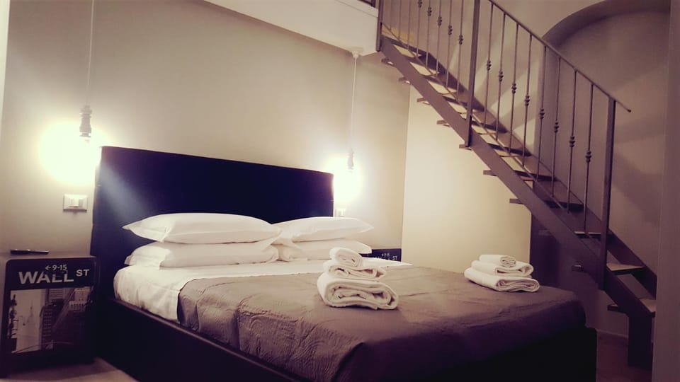 Restaurant/places to eat, Beach, Bedroom, Shopping Area