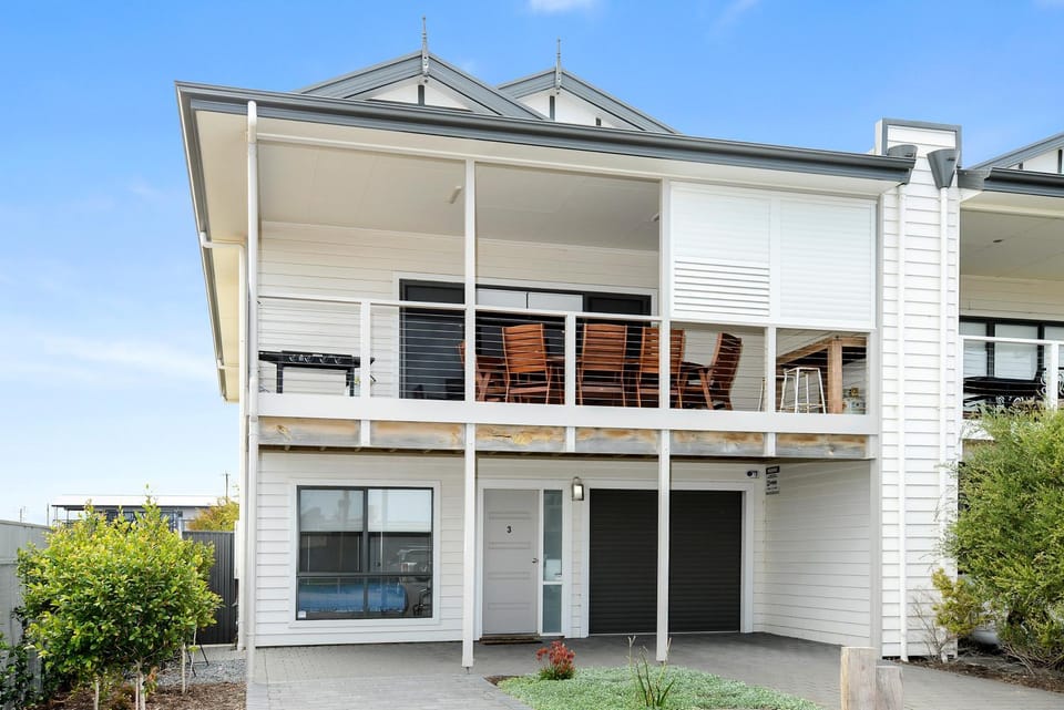 Property building, Facade/entrance, Balcony/Terrace