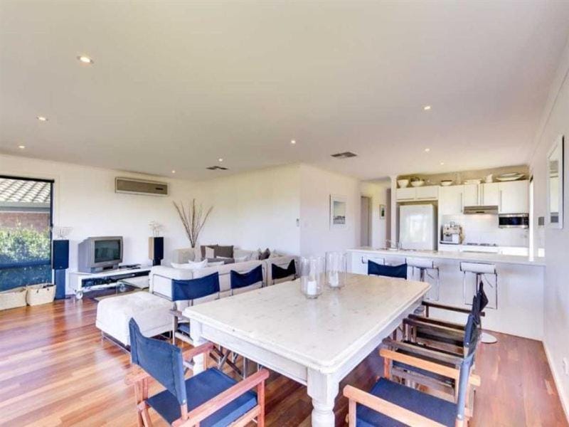 TV and multimedia, Kitchen or kitchenette, Living room, Seating area, Dining area