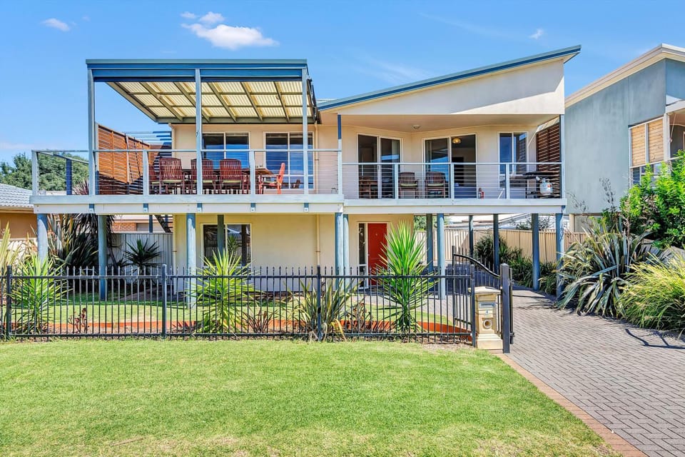 Property building, Facade/entrance, Garden, Balcony/Terrace