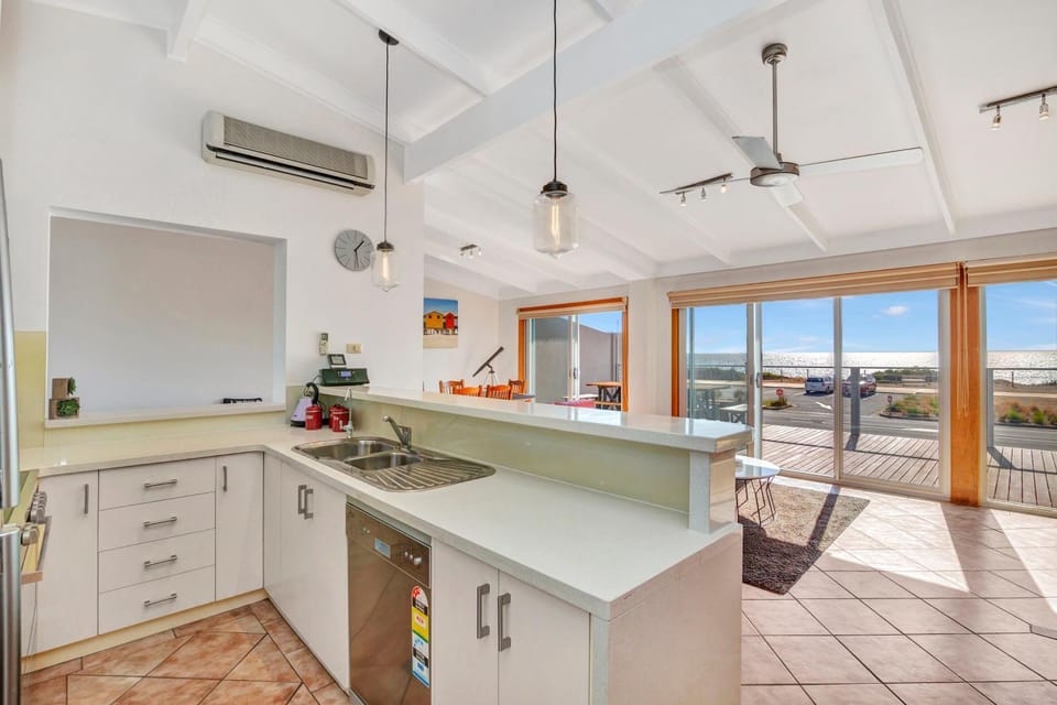 Kitchen or kitchenette, Sea view