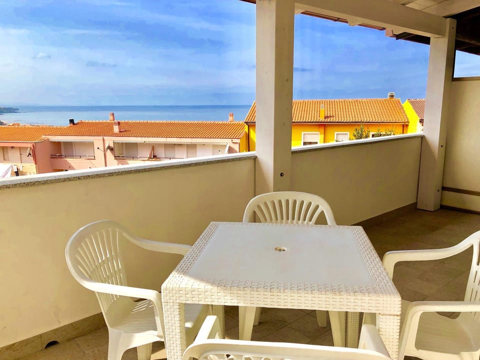 View (from property/room), Balcony/Terrace, Dining area, City view, Garden view, Landmark view, Mountain view, Sea view, Street view, Quiet street view, Inner courtyard view
