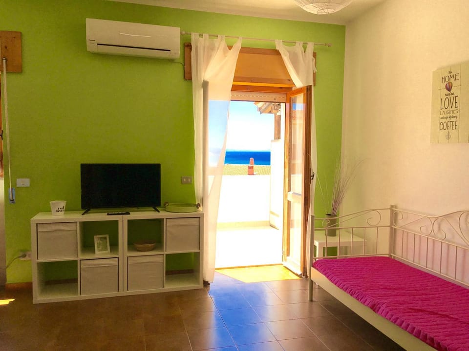 TV and multimedia, Coffee/tea facilities, View (from property/room), Balcony/Terrace, Living room, Seating area, Dining area, City view, Garden view, Mountain view, Sea view, Street view, Area and facilities, Quiet street view, Inner courtyard view
