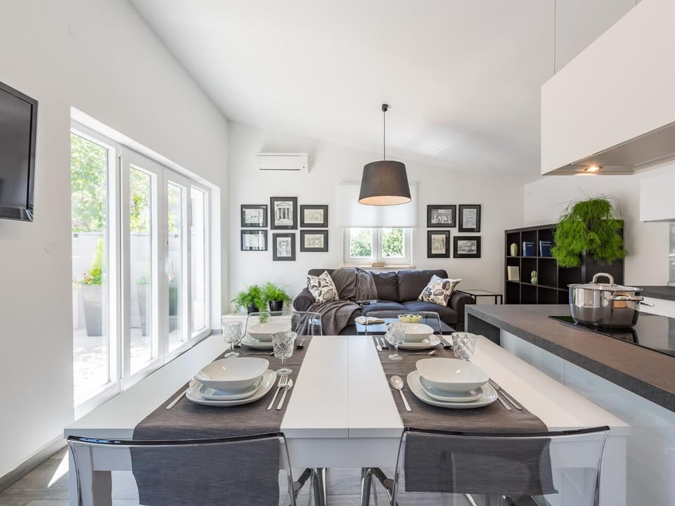 TV and multimedia, Kitchen or kitchenette, Living room, Seating area, Dining area