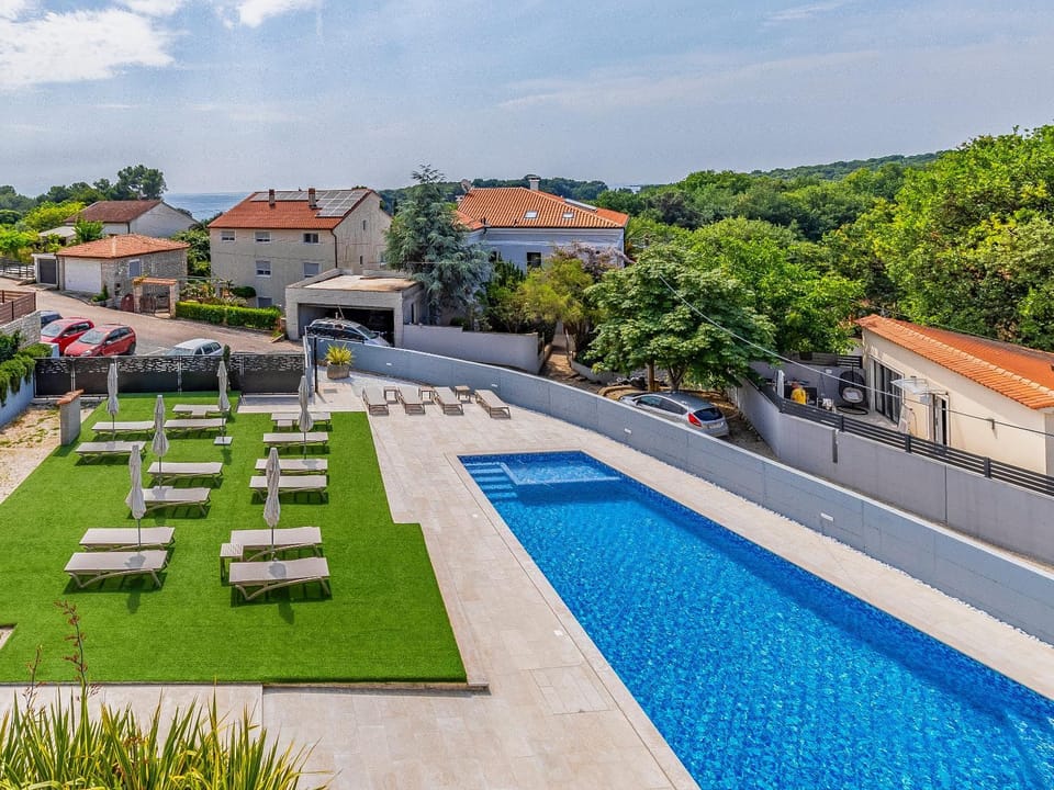 Swimming pool